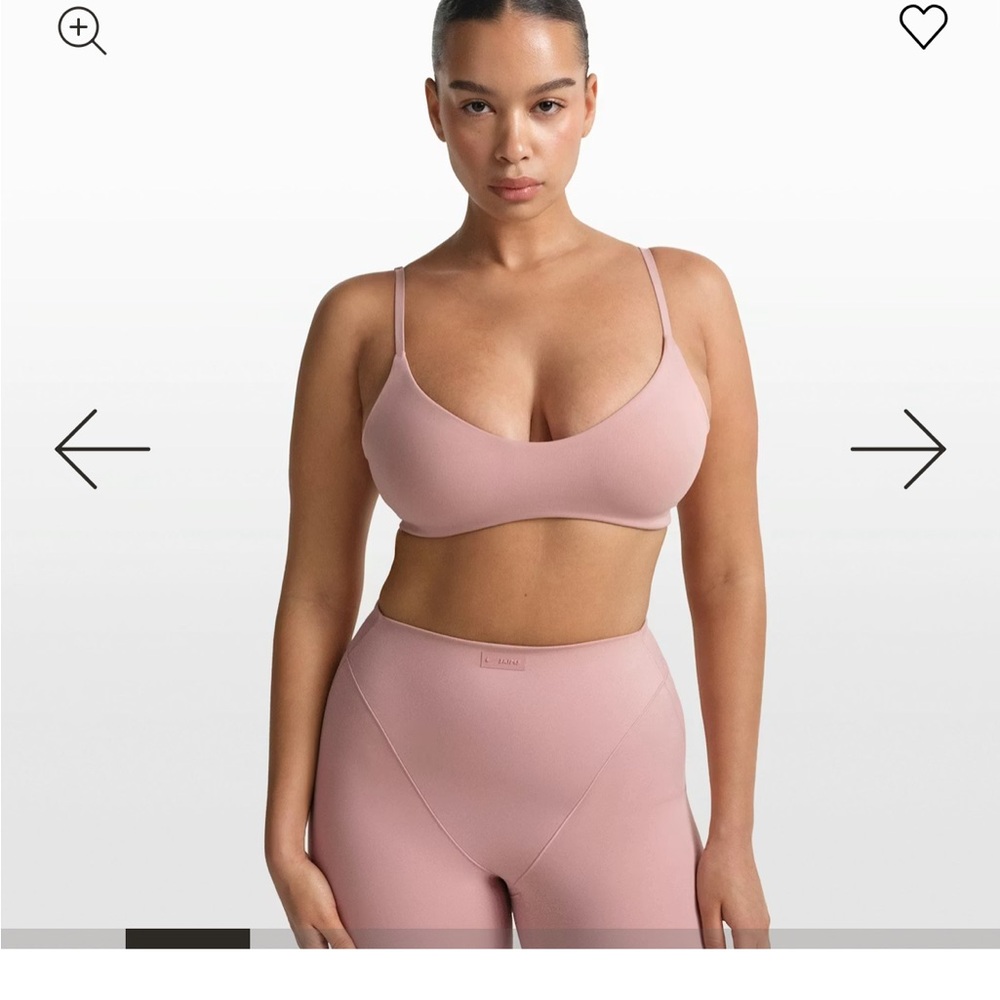 SkimsXNikd Seamless Scoop sports bra